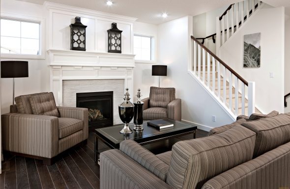 غرفة معيشة مع أريكة وكراسي