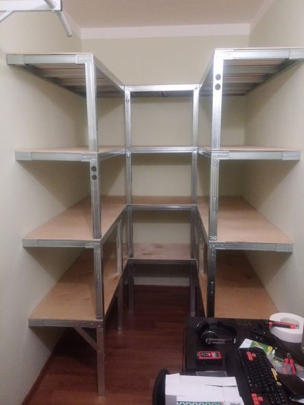 رف جاهز في مخزن