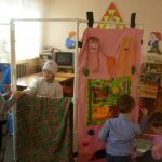 الألعاب مع شاشة في الحديقة