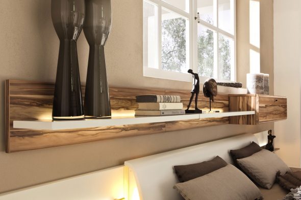 رفوف على رأس السرير