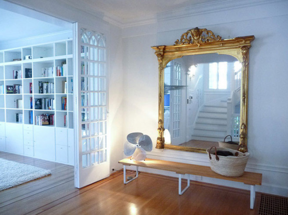 مرآة على الحائط