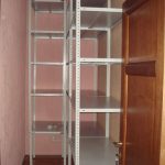 رفوف في مخزن