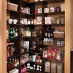 مخزن مع الرفوف