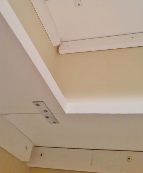 رفوف متزايدة على الحائط