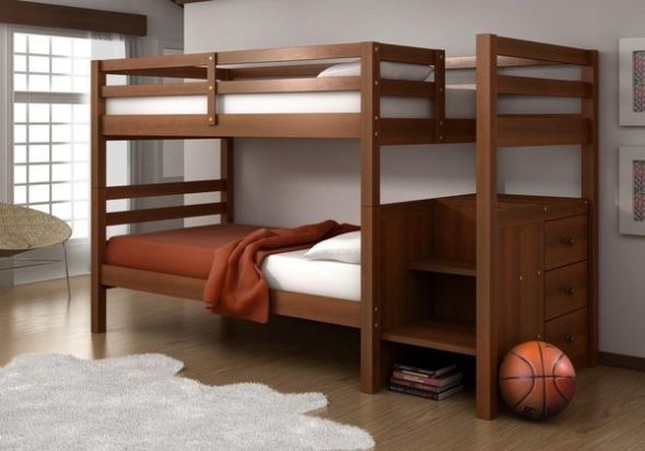 سرير الأطفال بأيديهم