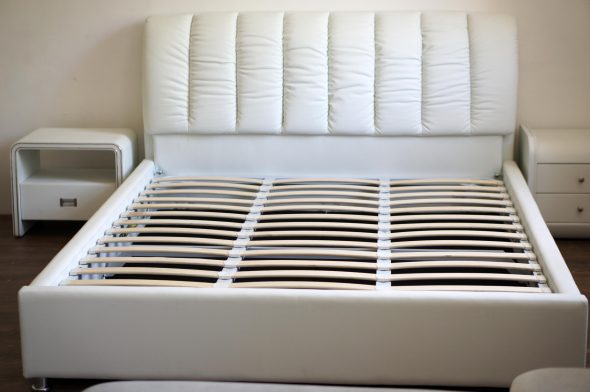 سرير مع قاعدة العظام