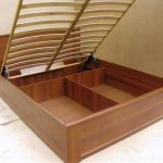 السرير مع آلية الرفع