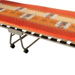 سرير مع فراش مشرق