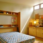 محول السرير في غرفة نوم صغيرة