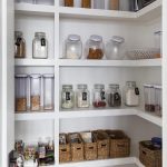 غرفة تخزين بيضاء