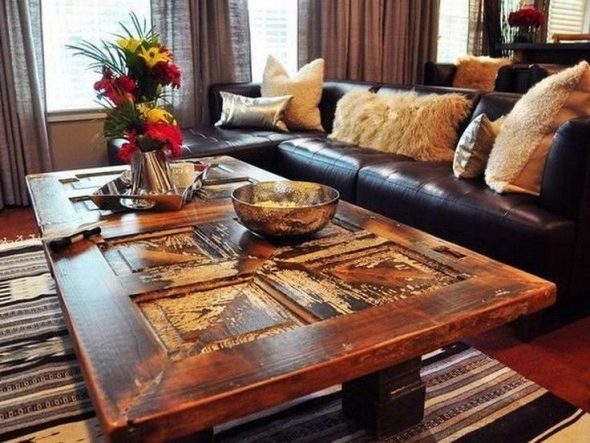 طاولة ضخمة من باب قديم