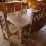 أثاث من الخشب الخفيف