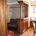 الأثاث في المناطق الداخلية من الخشب