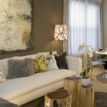 غرفة مشرقة مع الأثاث