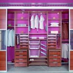 ملء خزانة الملابس في غرفة النوم