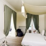 الستائر غير عادية على السرير