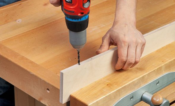 علب الأحذية بيديه