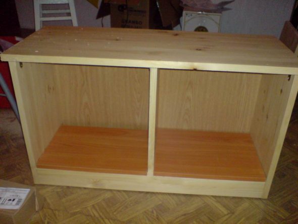 علب الأحذية بيديه