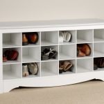 علب الأحذية في الردهة البيضاء