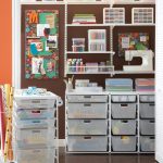 مخزن مع الرفوف