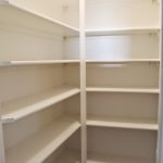 رفوف في مخزن مع أيديهم