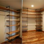 رفوف في مخزن