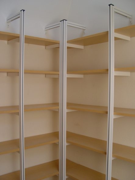 رفوف في مخزن