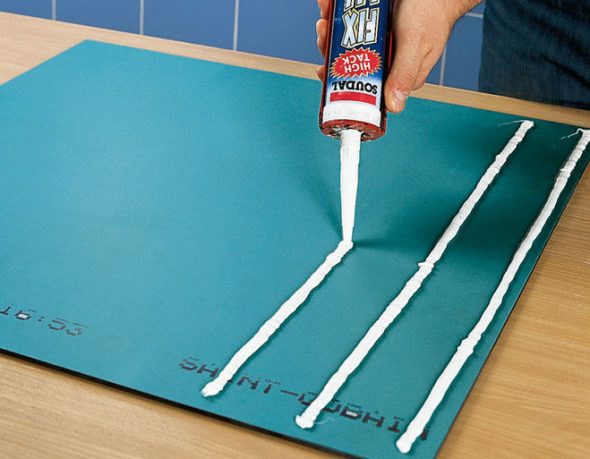 الغراء المرآة على مجلس الوزراء بأيديهم