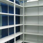 مخزن مع يديه