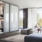 خزانة الملابس في غرفة النوم الداخلية