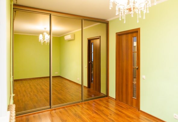 خزانة الملابس في السقف