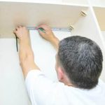 خزانة الملابس في الرواق بأيديهم