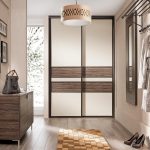 خزانة الملابس في القاعة