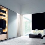 خزانة الملابس في الداخل