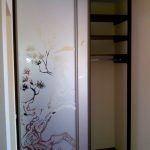 خزانة الملابس المدمج في مكانة