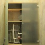 خزانة في المرحاض أنابيب قريبة