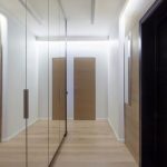 خزانة كبيرة مع مرآة