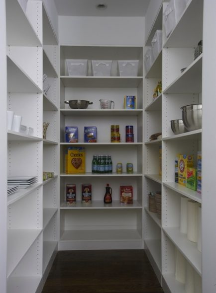 رفوف في مخزن