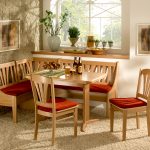 طاولة وكراسي خشبية