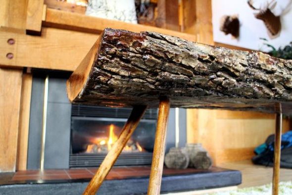 طاولة بجانب الموقد