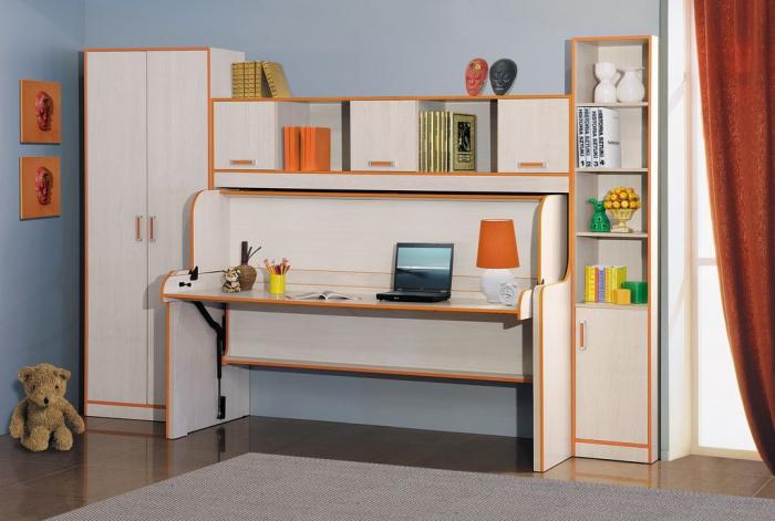 طاولة السرير المحولات في غرفة deskuyu