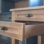 طاولة مع صناديق خشبية