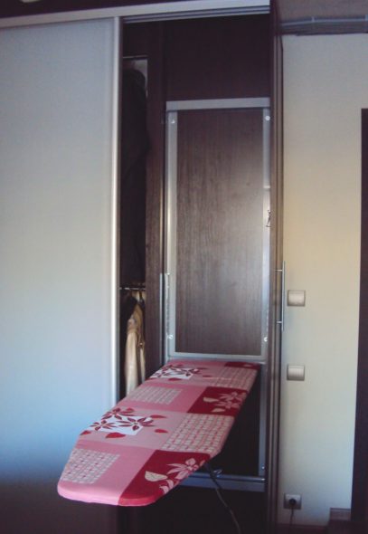 المدمج في طاولة الكي في خزانة