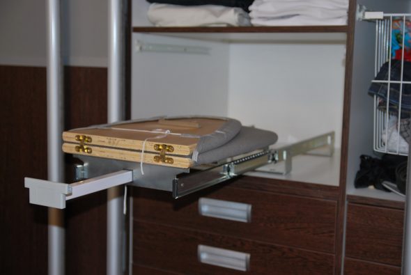 المدمج في طاولة الكي في خزانة