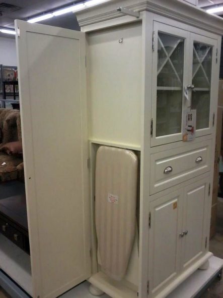 المدمج في خزانة الملابس الكي