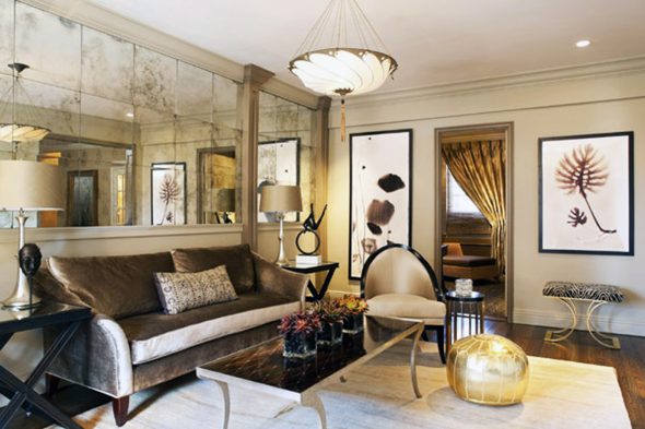 المرايا على الحائط