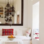 مرايا مستطيلة في الداخل