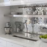 المرايا في الداخل من المطبخ