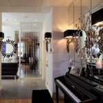 المرايا في المناطق الداخلية من البيانو