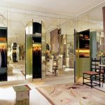 المرايا في الداخل أنيقة